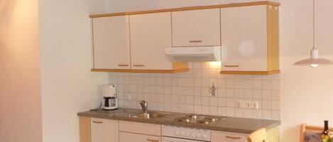 Kühlschrank, Ofen, Geschirrspüler, Wasserkocher mit Kaffee-/Teezubehör