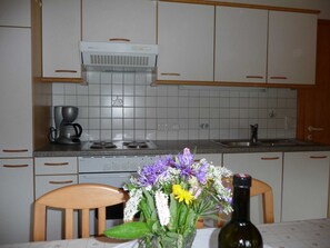 Fridge, oven, dishwasher, coffee/tea maker