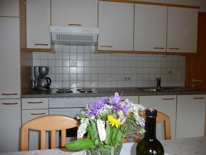Réfrigérateur, four, lave-vaisselle, cafetière/bouilloire