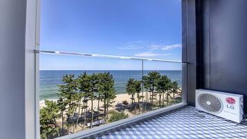 VIP Room, Ocean View (Extra Duvet cost KRW10,000, Mixed Gender not allowed for more than 3) | Terraço/pátio