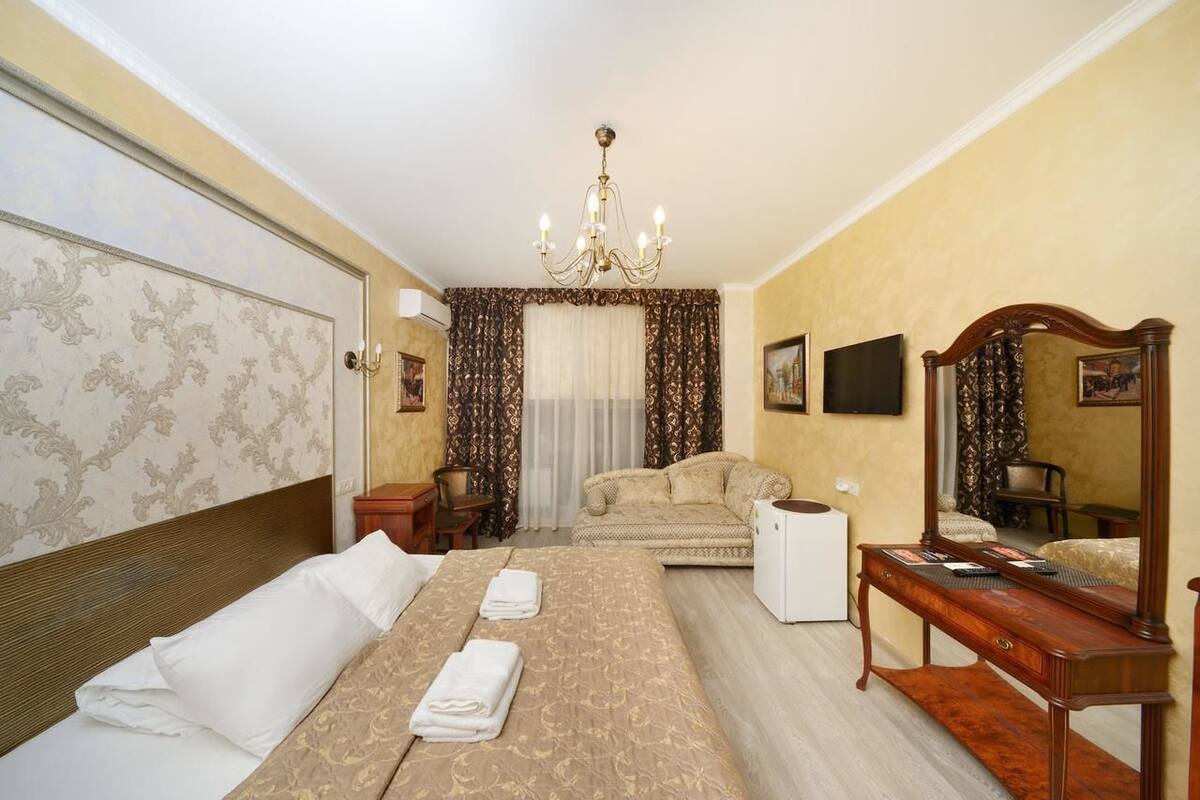 Familiekamer, 1 tweepersoonsbed met slaapbank | Luxe beddengoed, een bureau, een strijkplank/strijkijzer, gratis wifi