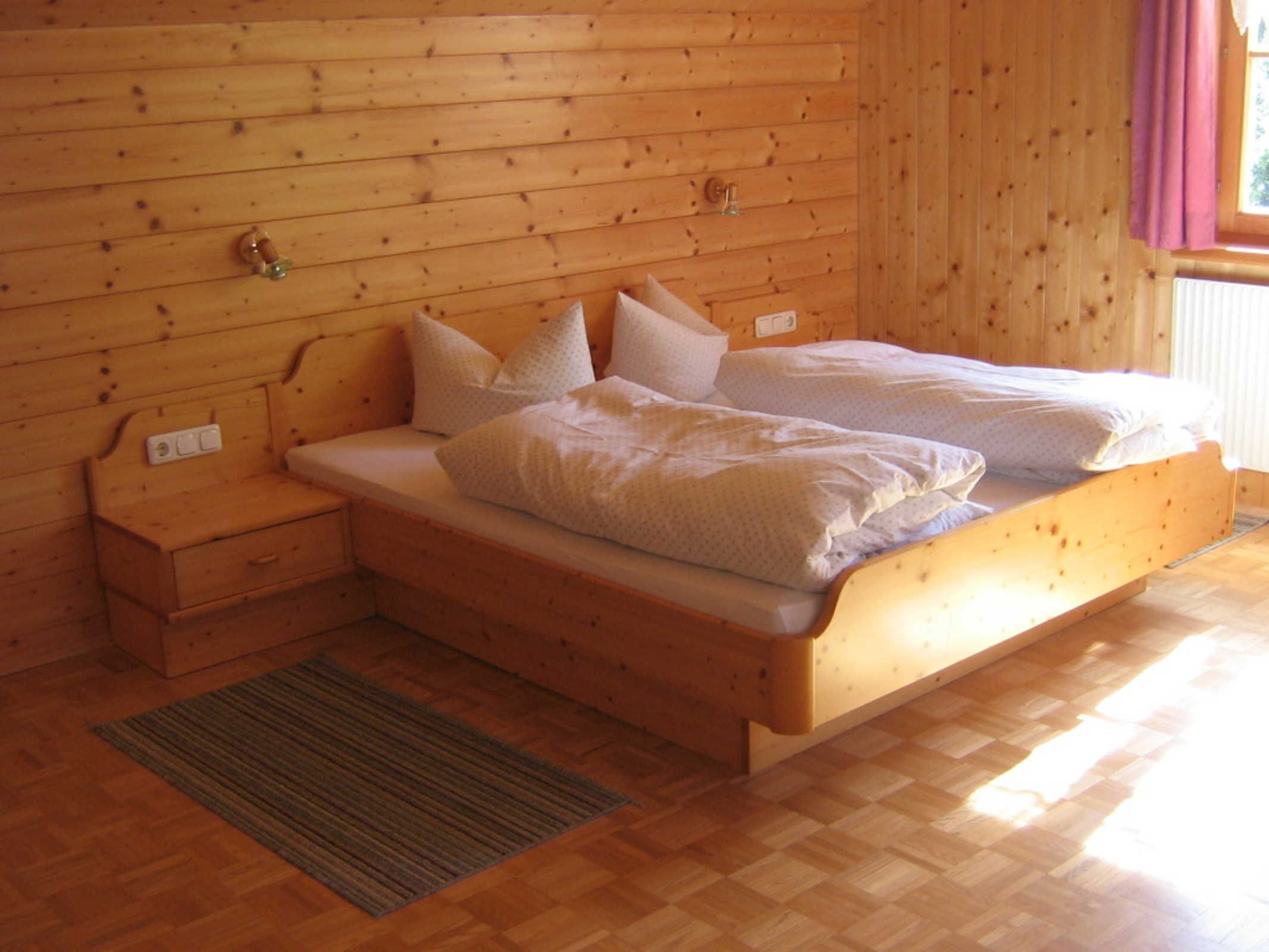 2 bedrooms, desk, travel cot, WiFi