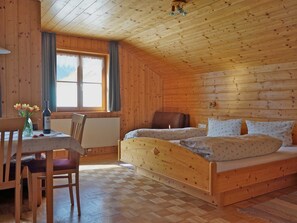 2 bedrooms, desk, travel cot, WiFi