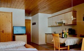 2 bedrooms, desk, travel cot, WiFi