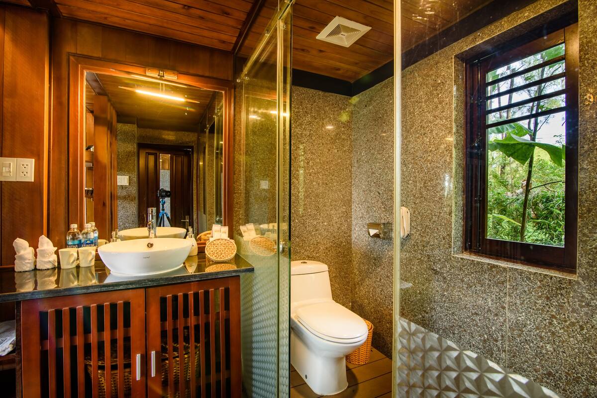 Separate bathtub and shower, rainfall showerhead, free toiletries