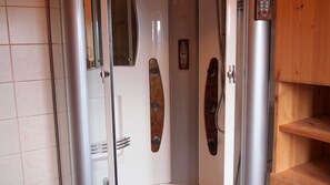 吹风机、毛巾、卫生纸