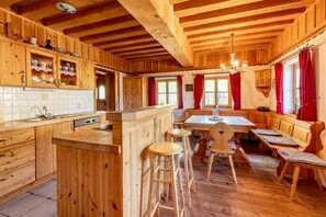 Kühlschrank, Ofen, Geschirrspüler, Hochstuhl