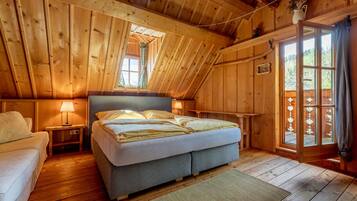3 bedrooms, desk, travel cot, Internet