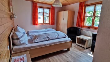 2 Schlafzimmer, Schreibtisch, Reisekinderbett, WLAN