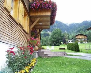 Property grounds - Vacation with Moses - Holiday apartment (Schoppernau)