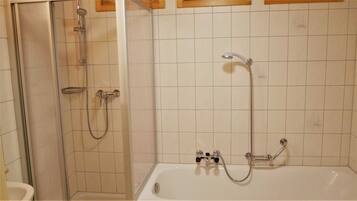 Douche, sèche-cheveux, serviettes fournies, papier toilette