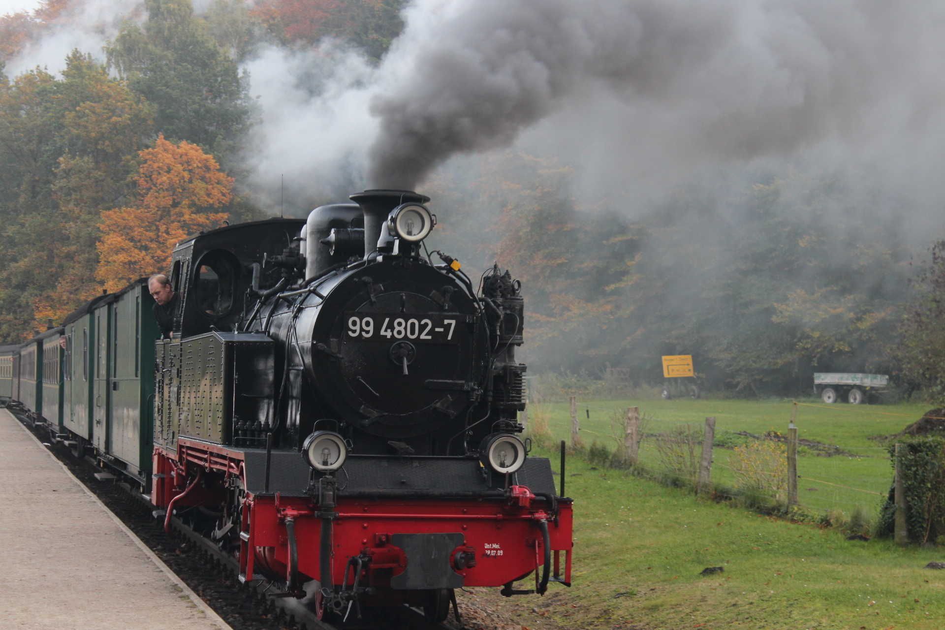 Una locomotora de vapor con el número 994802-7 sobre una vía de tren.