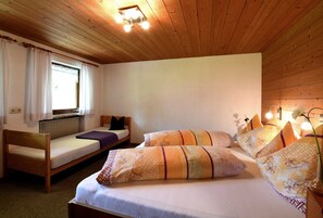 2 عدّة غرف نوم وخزنة داخل الغرفة وواي فاي وملاءات أسرّة