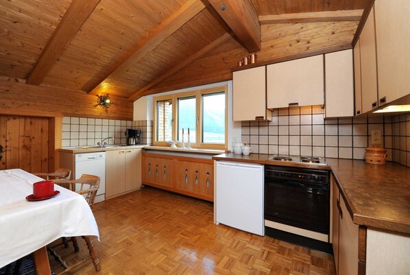 Kühlschrank, Ofen, Geschirrspüler, Wasserkocher mit Kaffee-/Teezubehör