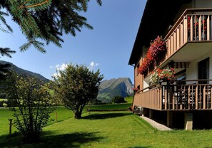 Property grounds - Vacation apartment 1 (4 persons) - Rosa's Apartments (Schoppernau)