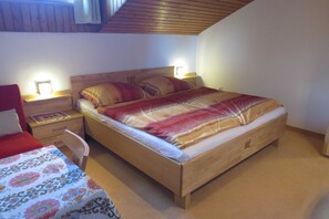 3 bedrooms, travel cot, WiFi, bed sheets