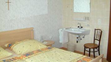 2 bedrooms, travel cot, WiFi, bed sheets