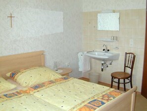 2 bedrooms, travel crib, WiFi, bed sheets