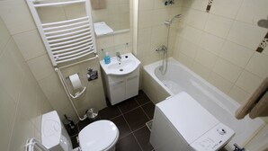 Premium Studio in the Center | Badezimmer | Dusche, Handtücher