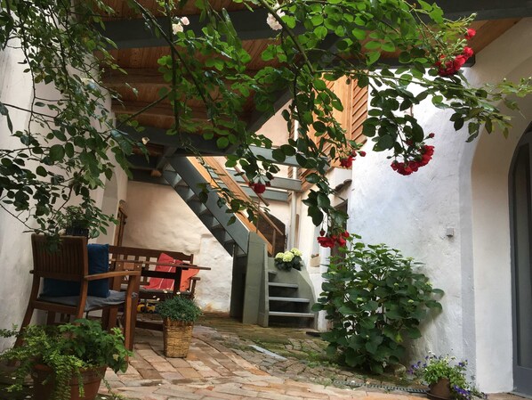 المنطقة المحيطة بالمنشأة