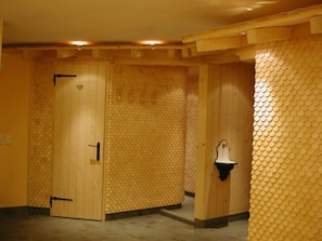 A room with wooden doors, a tiled wall, and a sink. - Apartment Üntschenspitze - Apartments Haus Monika (Rehmen)