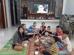 供應早餐、午餐、晚餐；本地及多國菜