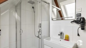Dusche, Haartrockner, Handtücher