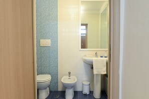 City-Studio, 1 Queen-Bett | Badezimmer | Dusche, kostenlose Toilettenartikel, Haartrockner, Handtücher