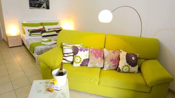 Estudio City, 1 cama de matrimonio | Sala de estar | Una televisión de pantalla plana