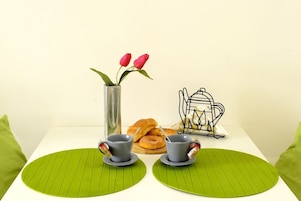 Estudio City, 1 cama de matrimonio | Servicio de comidas en la habitación