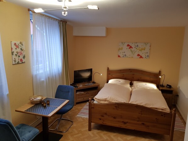 1 habitación, tabla de planchar con plancha y cuna de viaje 