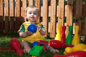 A child playing with colorful plastic toys on grass. - Top 1 - 3 (2) - Apartment block Charisma (Fieberbrunn)