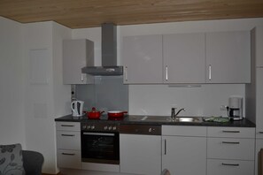 Kühlschrank, Ofen, Geschirrspüler, Hochstuhl