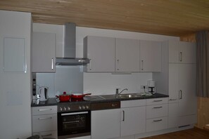 Kühlschrank, Ofen, Geschirrspüler, Hochstuhl