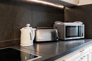 Kühlschrank, Mikrowelle, Ofen, Geschirrspüler