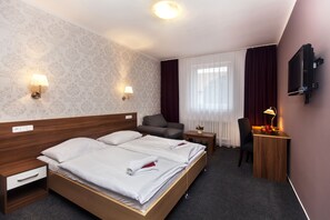 Dobbeltrom for 1 person – deluxe, 1 enkeltseng | Skrivebord, blendingsgardiner, strykejern/-brett og wi-fi (inkludert)