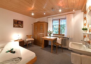 3 bedrooms, in-room safe, WiFi, bed sheets