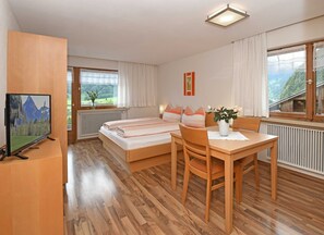 3 bedrooms, in-room safe, WiFi, bed sheets