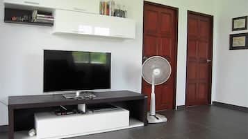 Bungalow, 2 Schlafzimmer, Küche, zum Garten hin | Wohnzimmer