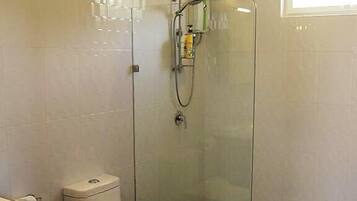 Bungalow, 2 phòng ngủ, bếp, khu vực vườn | Phòng tắm | Buồng tắm vòi sen, khăn tắm