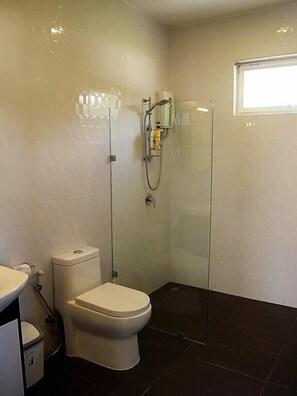 Bungalow, 2 soverom, kjøkken, hageområde | Bad | Dusj og håndklær