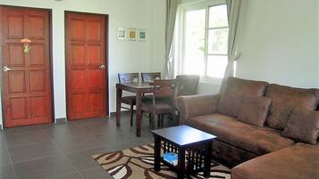 Bungalow, 2 Schlafzimmer, Küche, zum Garten hin | Wohnbereich