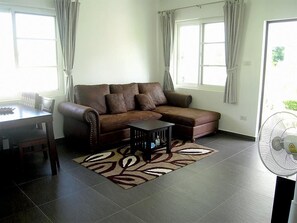บังกะโล, 2 ห้องนอน, ห้องครัว, ติดสวน | บริเวณนั่งเล่น