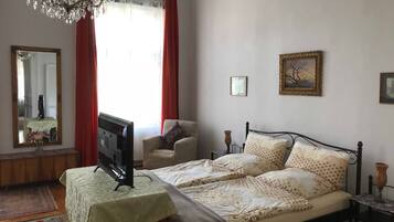 2 bedrooms, in-room safe, desk, travel cot