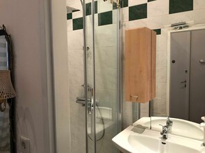 Douche, sèche-cheveux, serviettes fournies