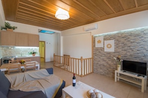 Superior Apartment | Private kitchen | Fridge, microwave, oven, stovetop