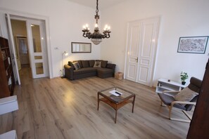 Sissy Apartment | Living room | Flat-screen TV - Dfive Apartments - Sissy (Budapest)