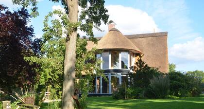 Eulenturm - Reetgedecktes Espenhaus