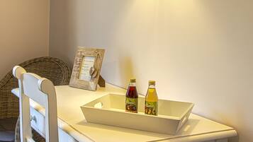 Comfort Room, 1 Queen Bed | Free WiFi, bed sheets