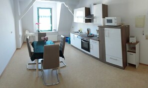 Kjøleskap, mikrobølgeovn, ovn og kaffetrakter/tekoker